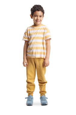 Sarı eşofman ve tişört giyen Asyalı çocuk beyaz arka planda izole edilmiş.