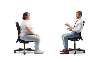 Profesyonel bir adam ofis koltuğunda oturup beyaz arka planda izole edilmiş şişman ve sıradan bir kadınla konuşuyor.