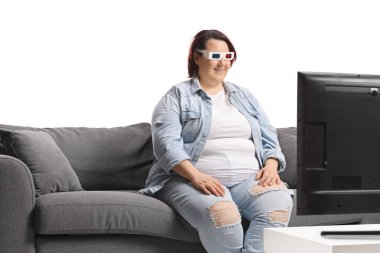 3D gözlüklü şişman kadın beyaz arka planda izole televizyon izliyor.