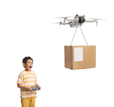 Beyaz arka planda izole edilmiş bir paketle İHA uçuran mutlu çocuk.