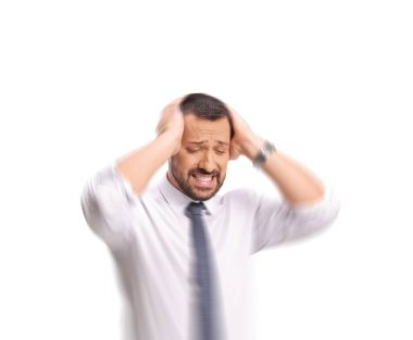 Baş ağrısı ve baş dönmesi olan stresli bir adamın beyaz arka planda başı dönüyor.