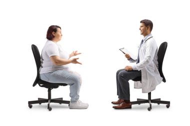 Beyaz arka planda izole bir erkek doktorla konuşan kilolu bir kadın.