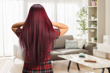 Uzun kızıl saçlı bir kadının dikiz görüntüsü. 