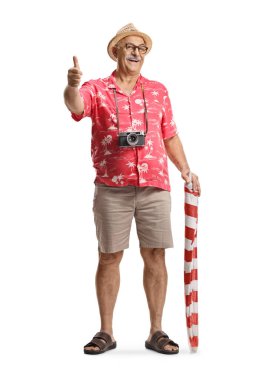 Plaj şemsiyesi tutan bir turist ve beyaz arka planda izole edilmiş baş parmaklar.