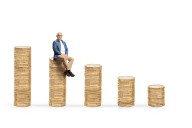 Beyaz arka planda izole edilmiş bozuk paraların üzerinde oturan sıradan bir yetişkin adam.