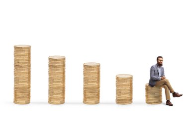 Sakallı adam, beyaz arka planda izole edilmiş bozuk paraların üzerinde oturuyor.