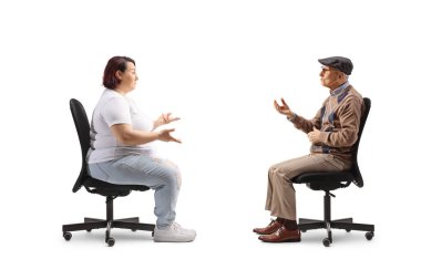 Ofis sandalyesinde oturan şişman bir kadın beyaz arka planda izole edilmiş yaşlı bir adamla konuşuyor.