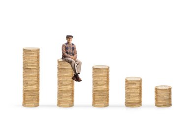 Beyaz arka planda izole edilmiş madeni para yığınlarının üzerinde oturan emekli