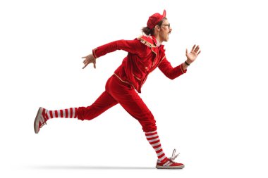 Kırmızı elbiseli bir şovmen beyaz arka planda hızla ilerliyor.