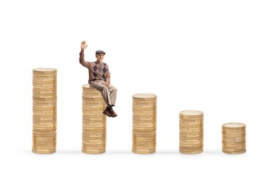 Bozuk paraların üzerinde oturan ve beyaz arka planda izole bir şekilde el sallayan yaşlı adam.