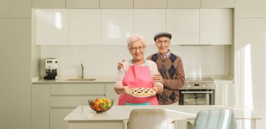 Son sınıf çifti mutfakta turta pişiriyor.