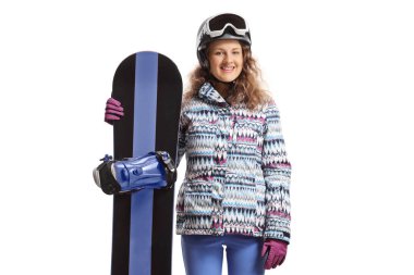 Snowboard yapan kadın ayakta duruyor ve beyaz arka planda izole edilmiş kameraya bakıyor.