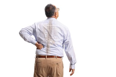 Beyaz arka planda sırtı ağrılı, olgun bir adamın görüntüsü.