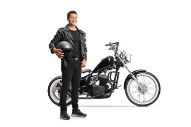 Deri ceketli helikopter ve motorcu beyaz arka planda izole edilmiş bir kask tutuyor.