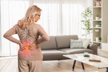 Omurgası sertleşmiş orta yaşlı bir kadının arka plan fotoğrafı.