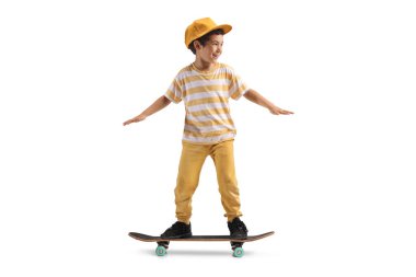 Beyaz arka planda izole edilmiş kaykay süren sarı şapkalı bir çocuk.