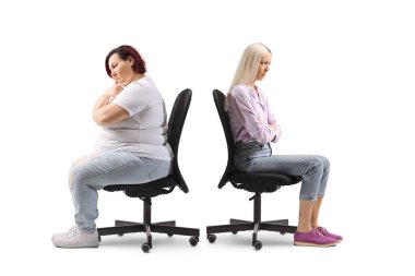 Kızgın kadınlar beyaz arka planda arka arkaya ofis sandalyelerinde oturuyorlar.