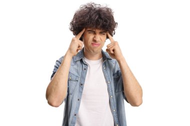 Baş ağrısı çeken adam beyaz arka planda izole edilmiş.