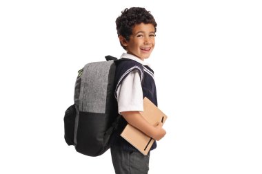 Asyalı bir okul çocuğu elinde beyaz arka planda izole edilmiş bir kitap tutuyor.