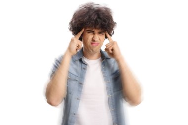 Genç adam beyaz arka planda izole edilmiş baş ağrısı ve yorgunluktan muzdarip.