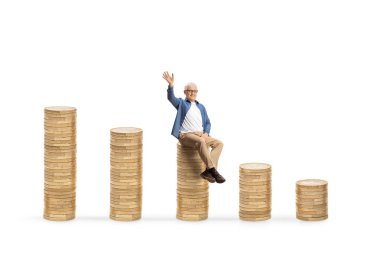 Gülümseyen olgun bir adam bozuk para yığınının üzerinde oturuyor ve beyaz arka planda izole edilmiş kameraya el sallıyor.