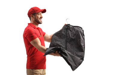 Kuru temizlemeciden kıyafet getiren bir adam.