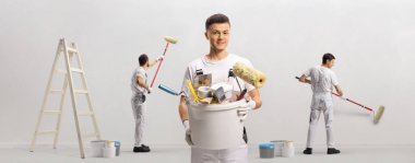 Boya hizmetleri şirketi, duvar boyayan erkek işçiler.