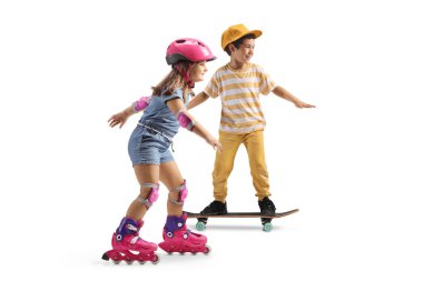 Kaykay süren çocuk ve beyaz arka planda izole edilmiş paten süren kız.