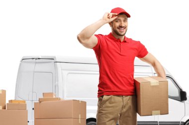 Elinde karton kutuyla teslimatçı ve beyaz arka planda izole edilmiş bir selamlama.