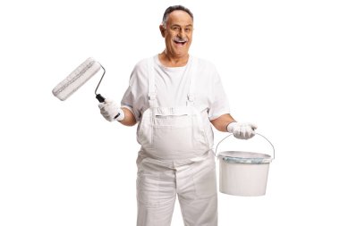 Olgun bir erkek ressam elinde kova ve beyaz arka planda izole edilmiş boya silindiri tutuyor.