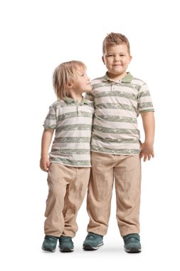 İki erkek kardeş aynı ekipte, beyaz arka planda.