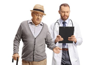 Yaşlı bir adam bastonla yürüyor ve beyaz arka planda izole edilmiş genç bir erkek doktorla konuşuyor. 