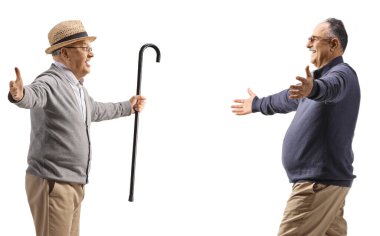 Olgun bir adam kolları açık yaşlı bir beyefendiye doğru yürüyor.