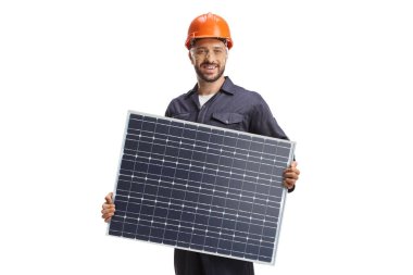 Beyaz arkaplanda güneş paneli tutan üniformalı bir işçi.
