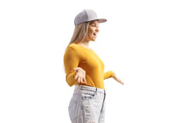 Beyaz arka planda kalmış şaşırmış genç bir kadın.