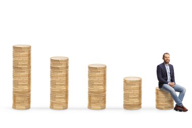 Beyaz arka planda izole edilmiş para yığınları olan genç profesyonel bir adam.