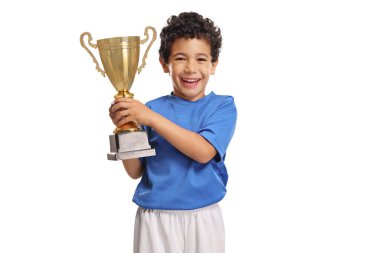 Spor formalı Asyalı bir çocuk elinde beyaz arka planda izole edilmiş altın bir tropi kupası tutuyor.