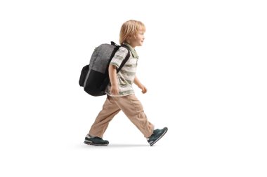Sırt çantalı anaokulu çocuğu beyaz arka planda tek başına yürüyor.