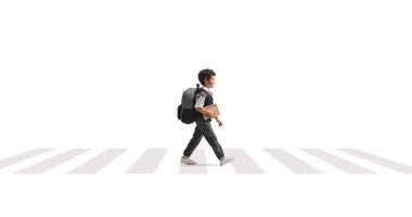 Sırt çantalı bir erkek öğrencinin, beyaz arka planda, Zebra geçidinde yürürken tam boy profil fotoğrafı.