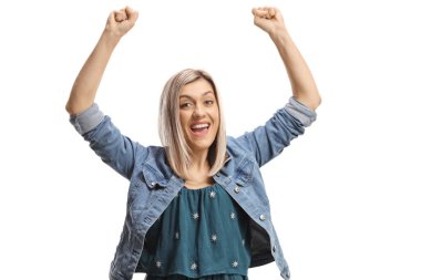 Beyaz arka planda kollarını kaldırarak el kol hareketi yapan mutlu genç bir kadın.