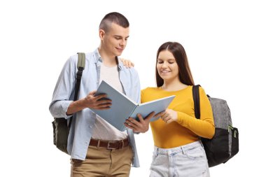 Sırt çantalı öğrenciler ayakta durup beyaz arka planda izole edilmiş bir kitap okuyorlar.