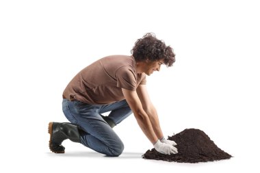 Toprakla, ekolojiyle, doğa bakımıyla uğraşan adam beyaz arka planda izole edilmiş.