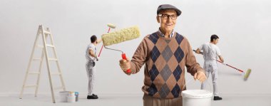 Ev boyamak için şirket kiralayan yaşlı bir adam.