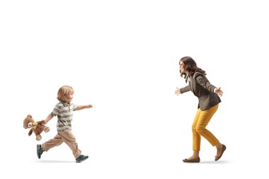 Beyaz arka planda izole edilmiş bir kadına sarılmak için koşan oyuncak ayılı bir çocuk.