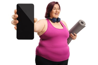 Ayrıca spor giyim bölümünde beyaz arka planda izole bir akıllı telefon gösteren boyda bir kadın.