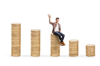 Bozuk para yığınının üzerinde oturan ve beyaz grupta izole bir şekilde el sallayan genç bir erkek öğrenci.