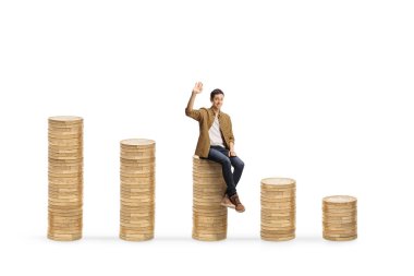 Bir yığın madeni paranın üzerinde oturan ve beyaz grupta izole bir şekilde el sallayan sıradan bir adam.