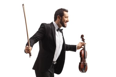 Beyaz arka planda izole edilmiş bir performans sonrasında kemancı eğiliyor 