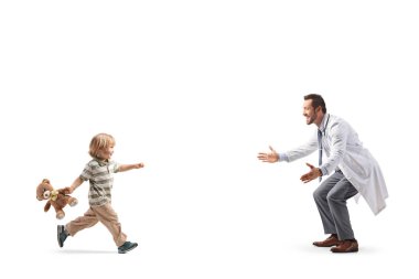 Beyaz arka planda soyutlanmış bir çocuğa sarılmak için bekleyen çocuk doktoru.