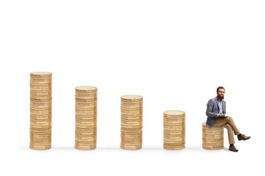 Beyaz arkaplanda izole edilmiş madeni para yığınları ile Finansal analist